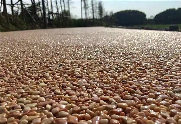 如何區(qū)分露骨料透水混凝土和膠粘石透水地坪？